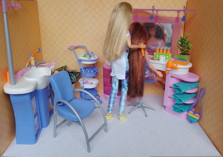 BA60 Barbie Cool Lookz Kapsalon met 2 barbies, Verzamelen, Poppen, Gebruikt, Overige typen, Ophalen of Verzenden