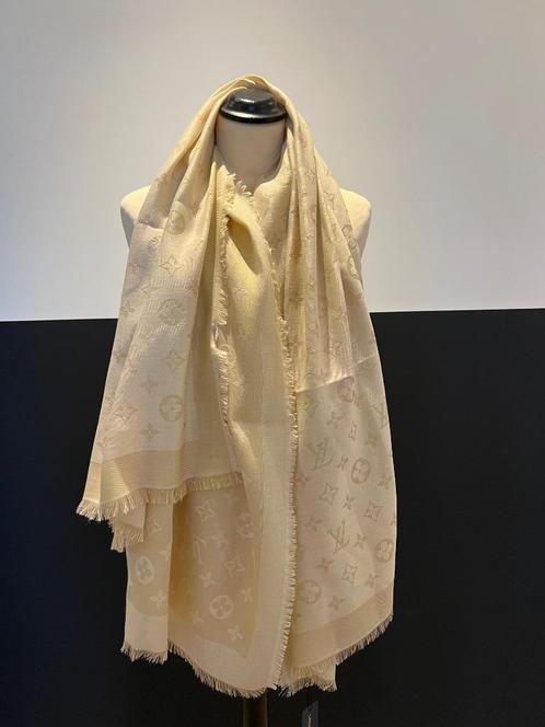 Nieuw beige shine Louis Vuitton 140x140cm Monogram sjaal, Kleding | Dames, Mutsen, Sjaals en Handschoenen, Nieuw, Sjaal, Maat 46/48 (XL) of groter