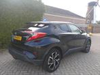 Toyota C-HR 1.8 Hybrid Dynamic TEAM D | Navigatie | LM-velge, Auto's, Toyota, 12 maanden, Stof, 4 cilinders, Zwart