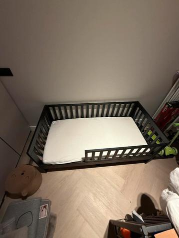 Zwart kinderbed peutebed 140x70 beschikbaar voor biedingen