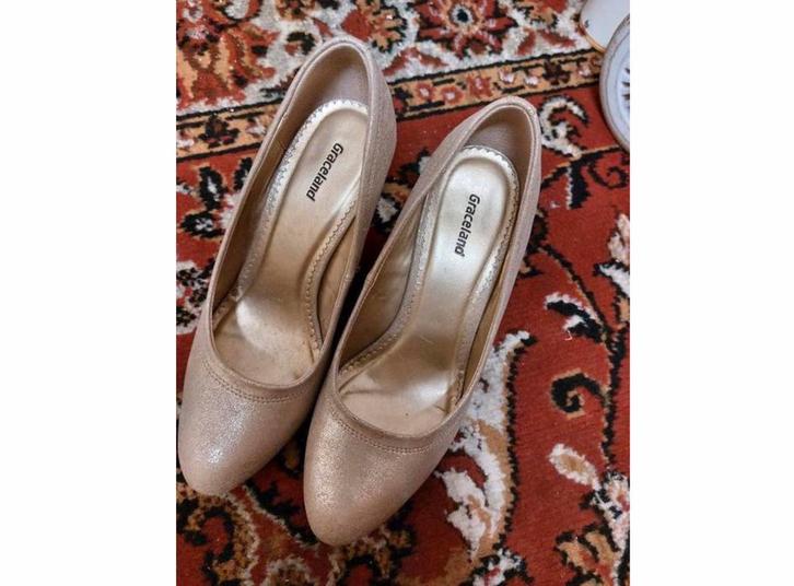 Goudkleurig KERST Schoentje 💥 maat 37, Kleding | Dames, Schoenen, Zo goed als nieuw, Sneakers of Gympen, Overige kleuren, Ophalen of Verzenden