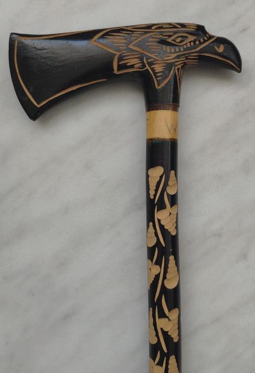 Vintage wandelstok zwart houtsnijwerk met adelaar 89 cm, Diversen, Wandelstokken, Gebruikt, Ophalen