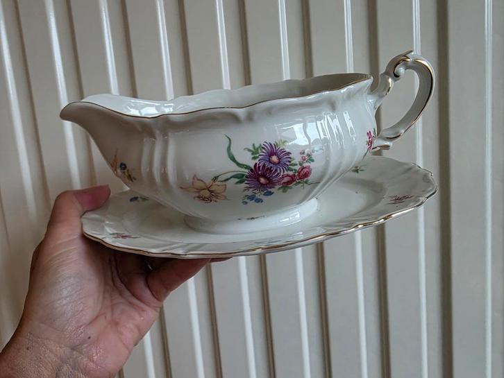 Prachtige gebloemde juskom met vaste onderschotel, Antiek en Kunst, Antiek | Servies los, Ophalen of Verzenden