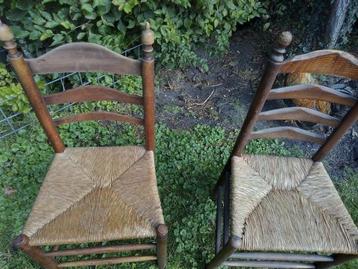 2 antieke stoelen met biezen zitting beschikbaar voor biedingen