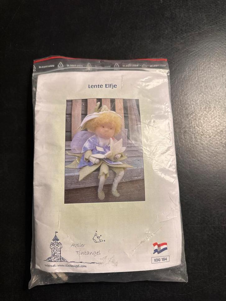 Jaartafel Viltpakketje - Lente Elfje, Hobby en Vrije tijd, Knutselen, Nieuw, Materiaal, Ophalen of Verzenden