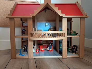 Groot en compleet poppenhuis met verlichting sinterklaas    beschikbaar voor biedingen