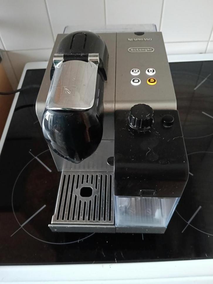 Nespresso Delonghi Koffiemachine, Witgoed en Apparatuur, Koffiezetapparaten, Gebruikt, Koffiepads en cups, Koffiemachine, Afneembaar waterreservoir