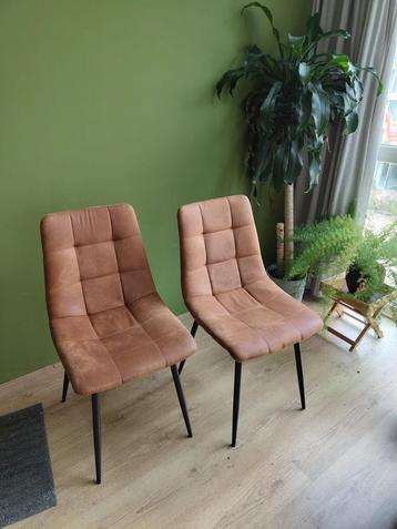 Twee leuke bruine zitstoelen beschikbaar voor biedingen