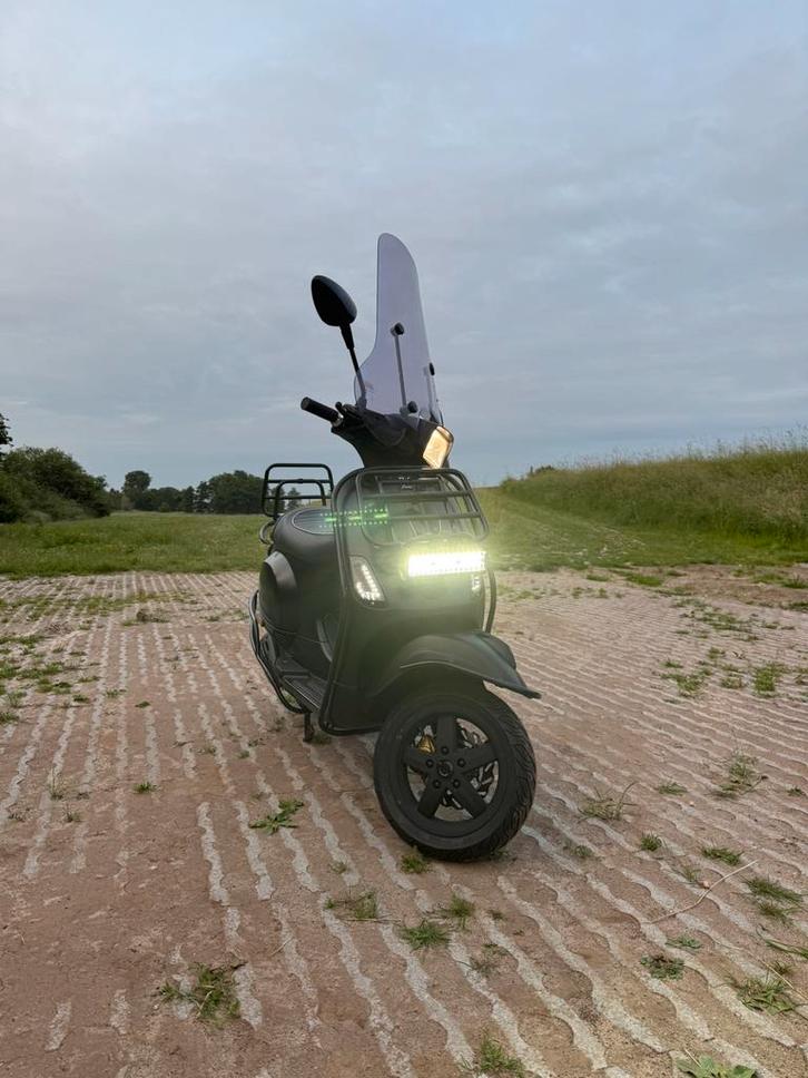 Vespa s mat zwart 2012 full option met alarm, Fietsen en Brommers, Scooters | Vespa, Zo goed als nieuw, Vespa S, Maximaal 45 km/u