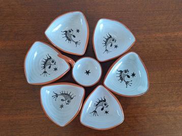 6 kleine snackschaaltjes,  bakjes met een vis, jaten 70 beschikbaar voor biedingen