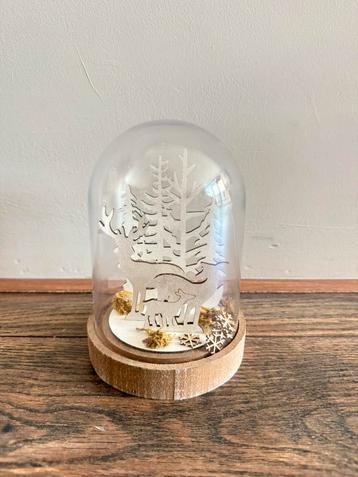 Kleine kerst stolp met verlichting beschikbaar voor biedingen