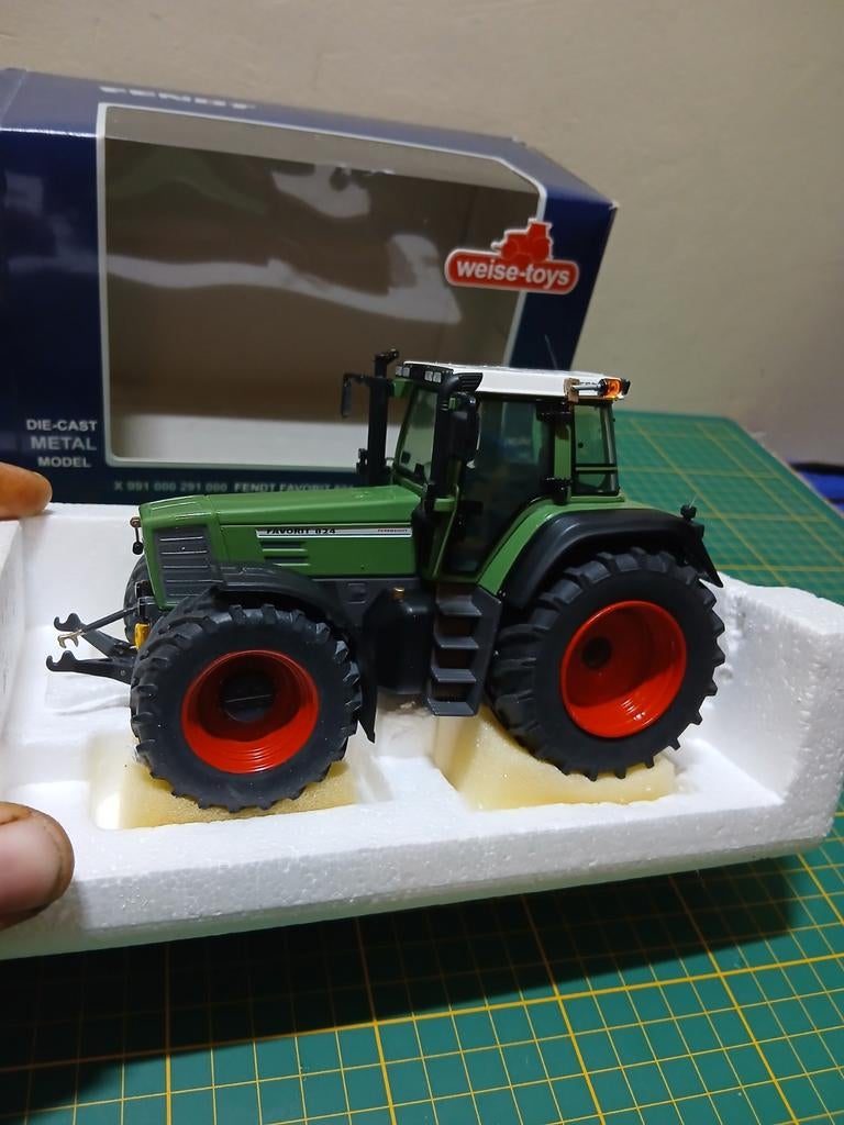 Fendt 824, Ophalen of Verzenden, Zo goed als nieuw, Tractor of Landbouw, Universal Hobbies