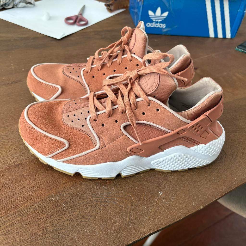 Nike Huarache sneakers - Terra Blush/Particle Beige - Maat 3, Kleding | Dames, Schoenen, Ophalen of Verzenden, Zo goed als nieuw