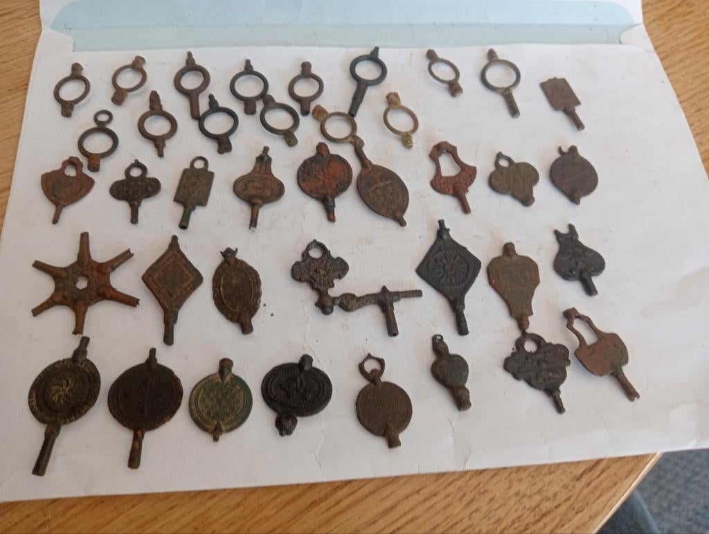 Groot lot bodemvondsten  horlogesleutels, Ophalen of Verzenden