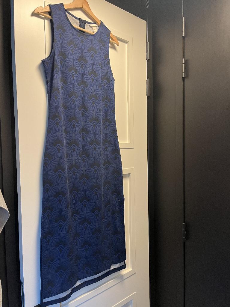 Blauw/zwarte jurk van H&M met split, maat M, Kleding | Dames, Jurken, Maat 38/40 (M), H&M, Blauw, Ophalen of Verzenden