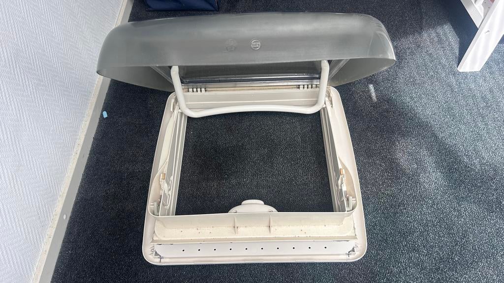 Dakluik 40x40 cm voor Camper met hor en verduistering, Ophalen of Verzenden, Zo goed als nieuw