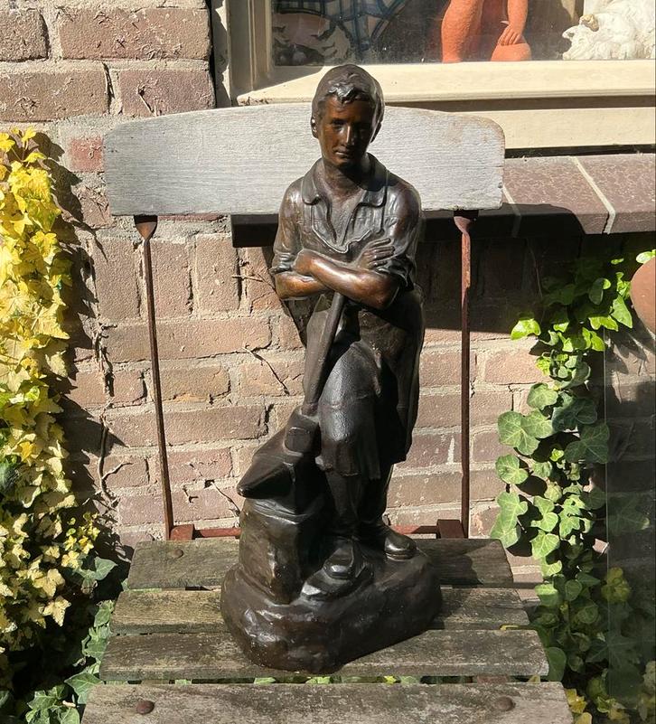 Gipsen beeld van een smid met aambeeld, Antiek en Kunst, Kunst | Beelden en Houtsnijwerken, Ophalen of Verzenden