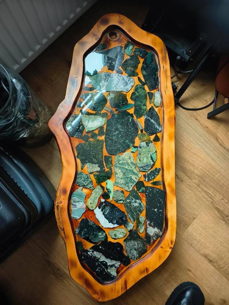 Bijzettafel van grenen/Douglas hout met epoxy en steen, Ophalen of Verzenden, Nieuw, Rond, Minder dan 55 cm