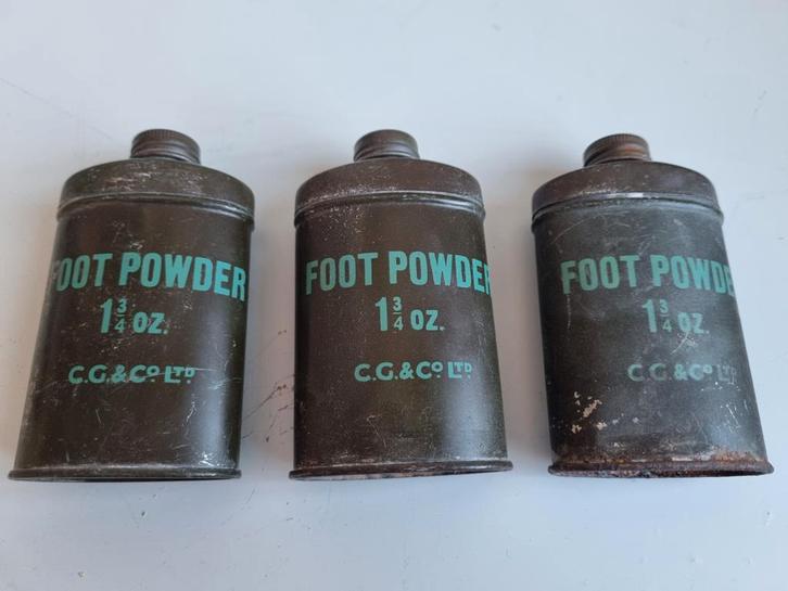 3 Originele WO2 Britse voetpoederblikjes voor soldaten, Verzamelen, Militaria | Algemeen, Landmacht, Engeland, Ophalen of Verzenden