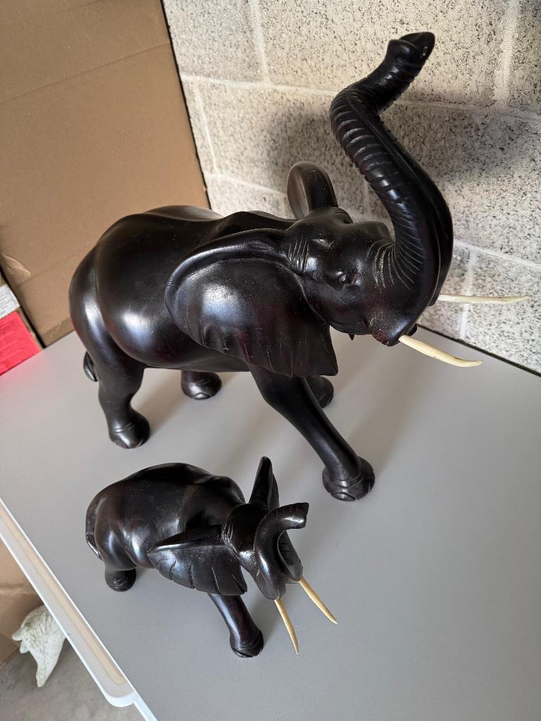 2 Handgemaakte grote houten Olifanten, Houtsnijwerk, Ophalen of Verzenden, 20 - 50 cm, Hout