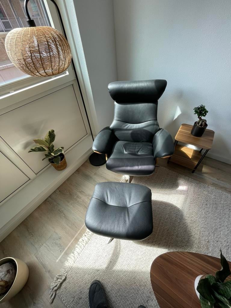 Luxe draaibare relaxstoel met voetenbank (leerlook & hout), Huis en Inrichting, Fauteuils, Ophalen, 75 tot 100 cm, Zo goed als nieuw