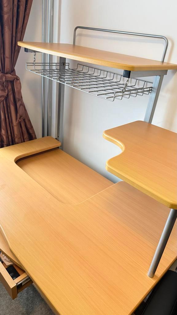 Compact computerbureau met uitschuifbaar toetsenbordblad, Huis en Inrichting, Bureaus, Gebruikt, Bureau, Met wielen, Ophalen of Verzenden