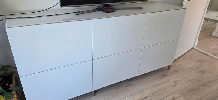 IKEA Besta dressoir met melkglas glasplaat, Huis en Inrichting, Kasten | Dressoirs, Gebruikt, 150 tot 200 cm, 25 tot 50 cm, Met lade(s)