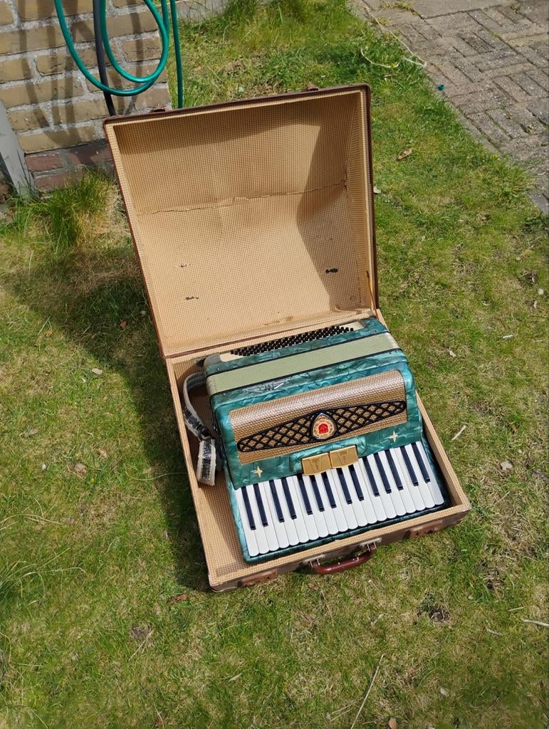 Accordeon met knoppen en klavier inclusief koffer, Gebruikt, Met koffer, Toetsaccordeon, Ophalen