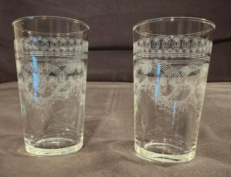 Twee mooie glaasjes met geëtste afbeelding, Ophalen of Verzenden, Zo goed als nieuw, Overige typen