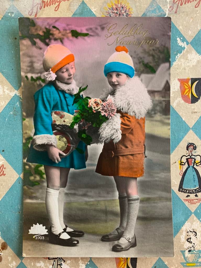 1931 Gelukkig Nieuwjaar - meisjes in gekleurde jasjes (NN), Ophalen of Verzenden, 1920 tot 1940, Gelopen, Feest(dag)