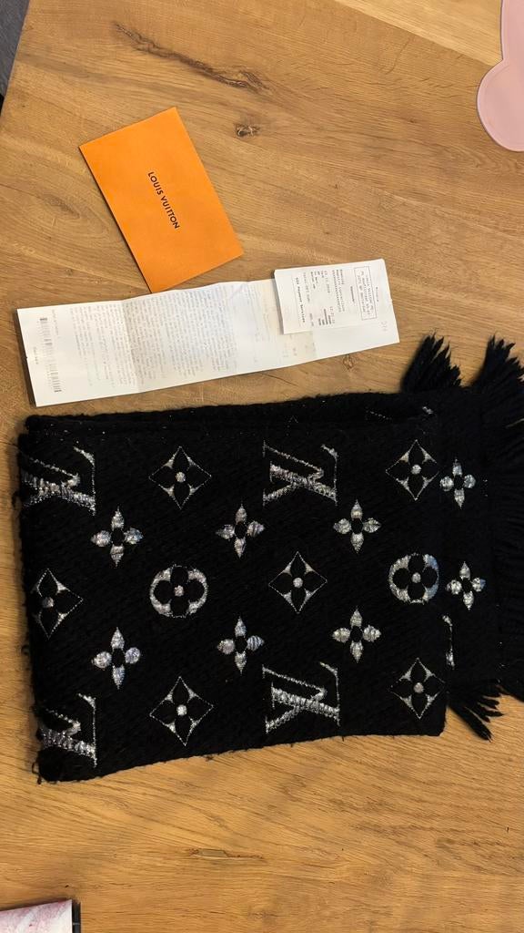 Louis Vuitton sjaal - zwart met zilver monogram, Ophalen of Verzenden, Zo goed als nieuw, Maat 46/48 (XL) of groter, Sjaal