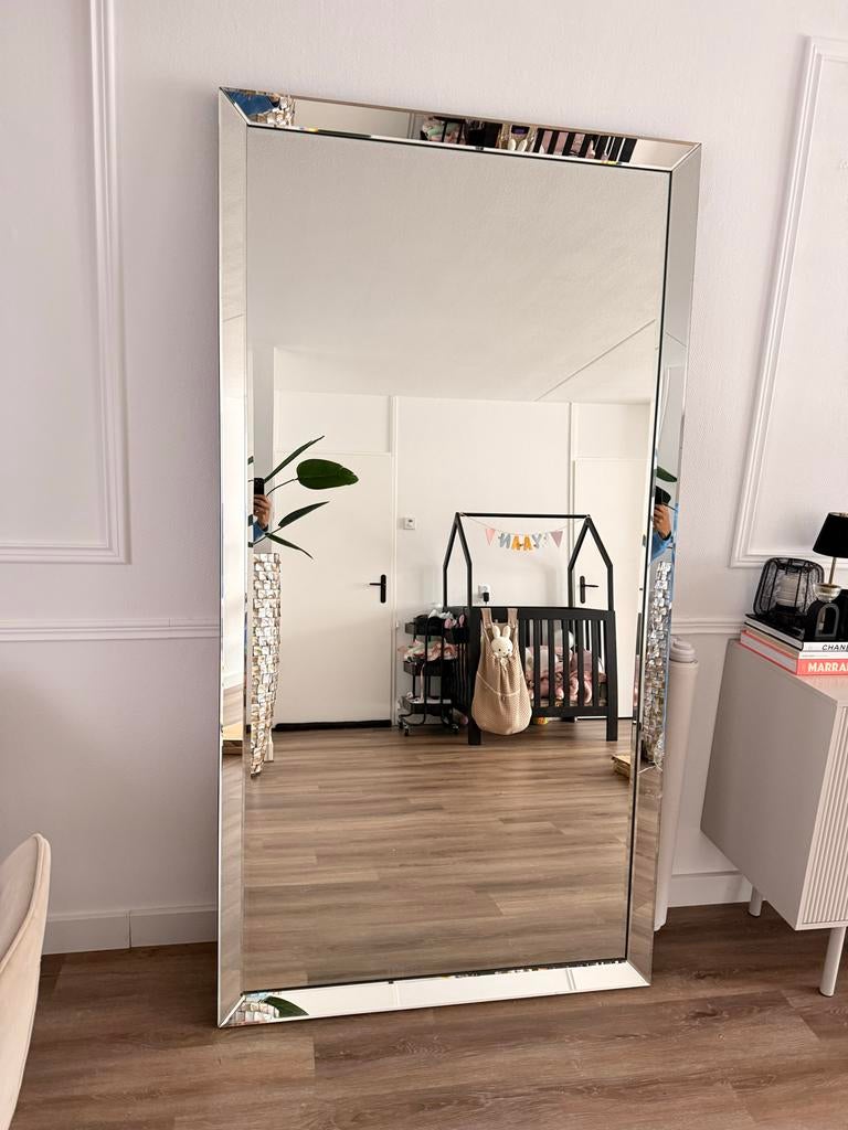Gratis grote spiegel met kleine beschadiging rechts onder, Huis en Inrichting, Woonaccessoires | Spiegels, Ophalen, Gebruikt, 75 tot 100 cm