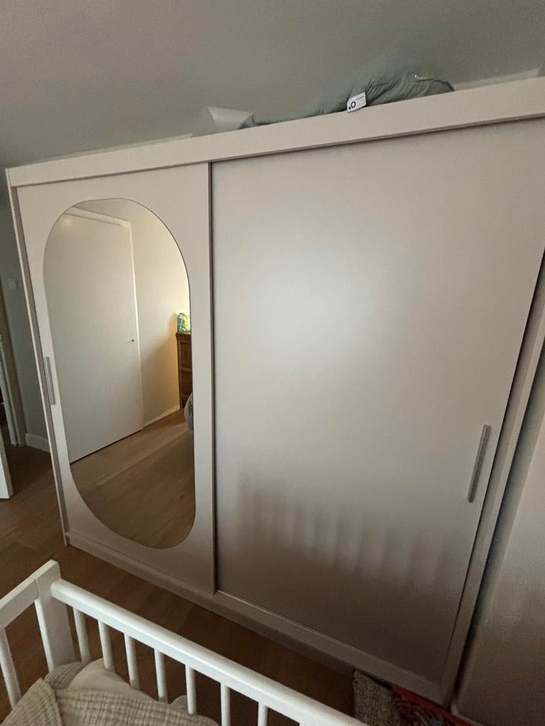 Bodhi Kledingkast Schuifdeuren Spiegel Beige Z.G.A.N., Ophalen, 200 cm of meer, 150 tot 200 cm, Zo goed als nieuw