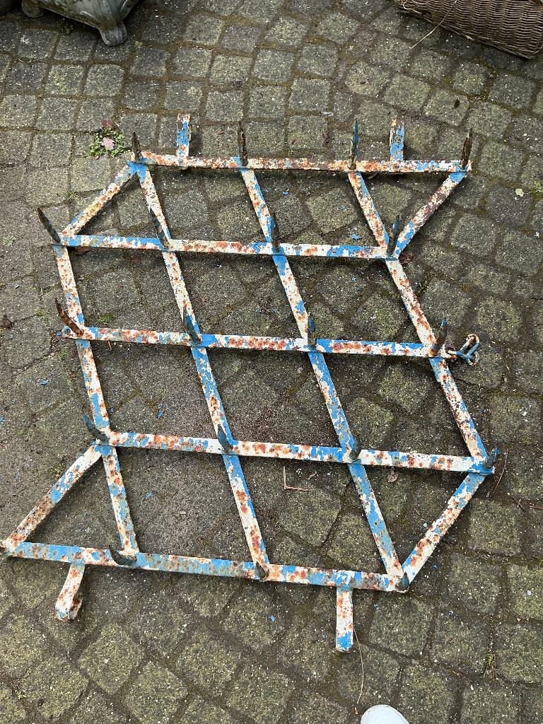 Antieke ijzeren eg, Ophalen, Gebruikt