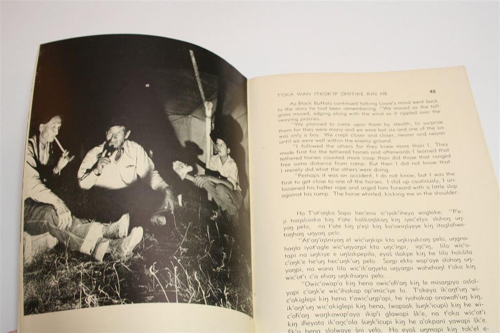Zeldzaam Sioux Indianen Boek [1944] —Tweetalig Engels-Dakota, Ophalen of Verzenden, Gelezen