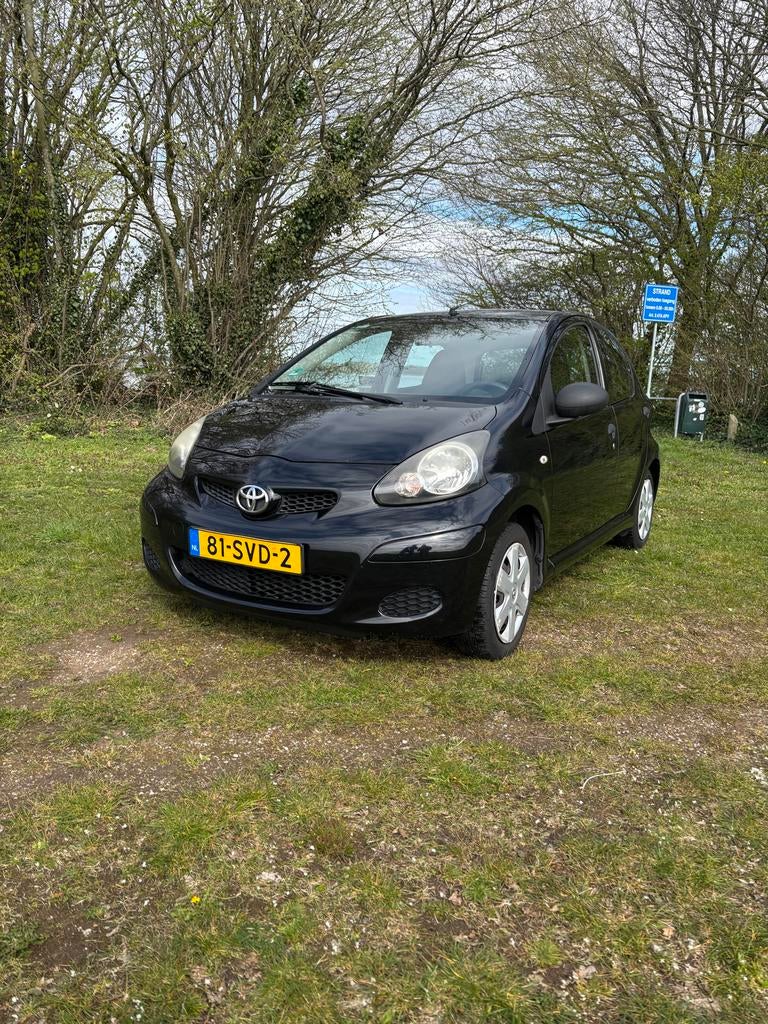 Toyota Aygo 1.0 12V 5DRS 2012 Zwart APK tot 4-2027!, Voorwielaandrijving, Stof, Elektrische ramen, 4 stoelen