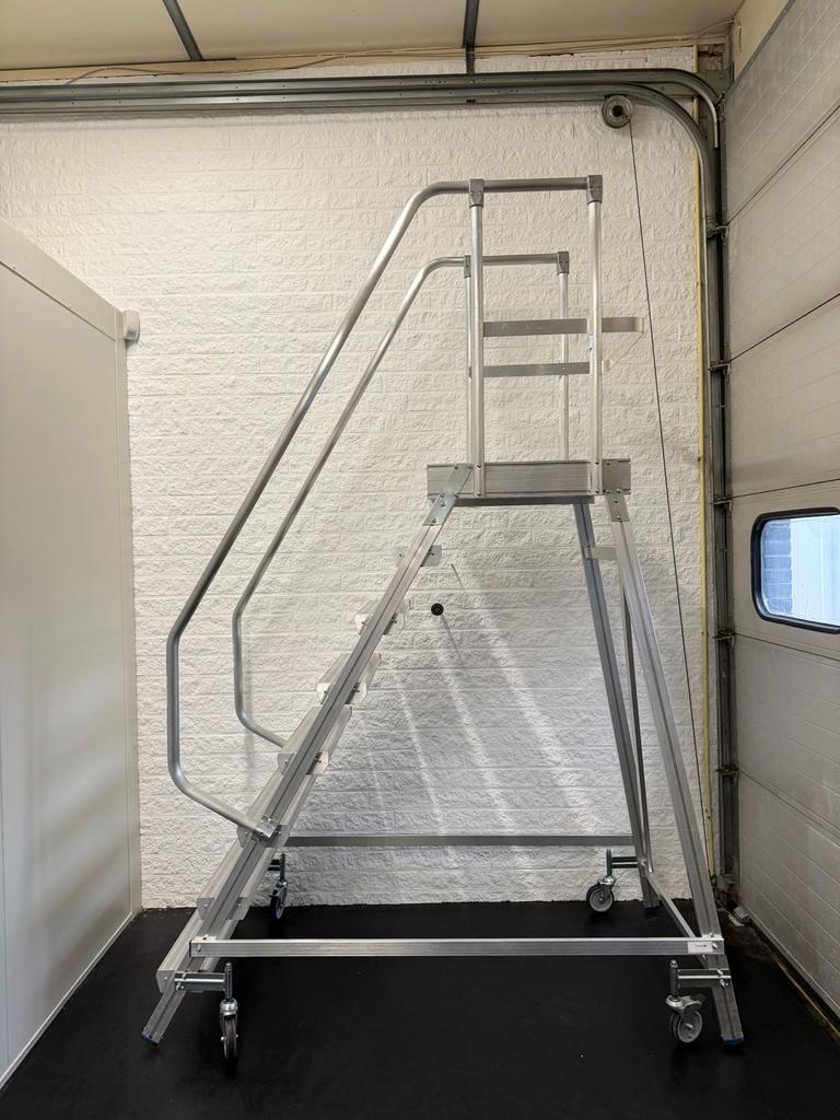 Plateau trap met 8 treden en wieltjes, Doe-het-zelf en Verbouw, Ophalen, Gebruikt, Trap, Minder dan 2 meter