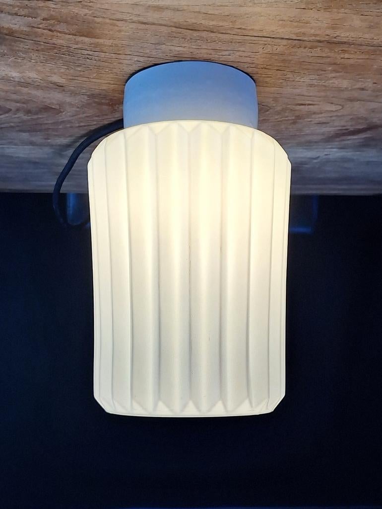 vintage design plafond-lamp geribbeld melk-glas plafonniere, Ophalen of Verzenden, Gebruikt, Glas, Vintage design