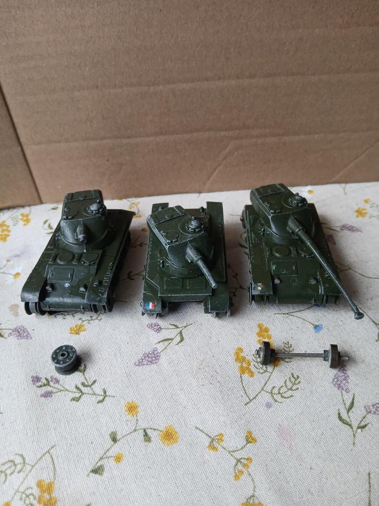 3x Char AMX Tank. Dinky toys 80C. Opknappers, Ophalen of Verzenden, Gebruikt