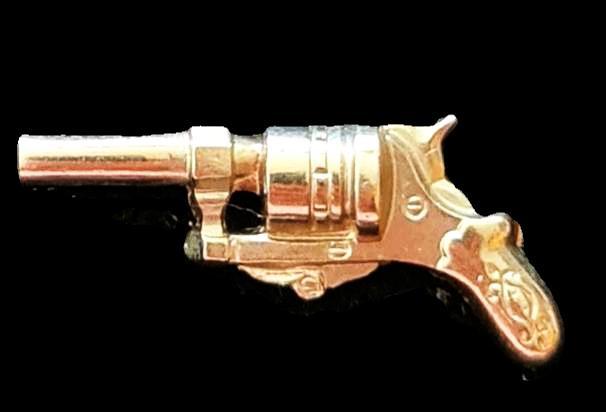 Revolver pin- goudkleur, Verzamelen, Verzenden, Nieuw, Overige onderwerpen, Speldje of Pin