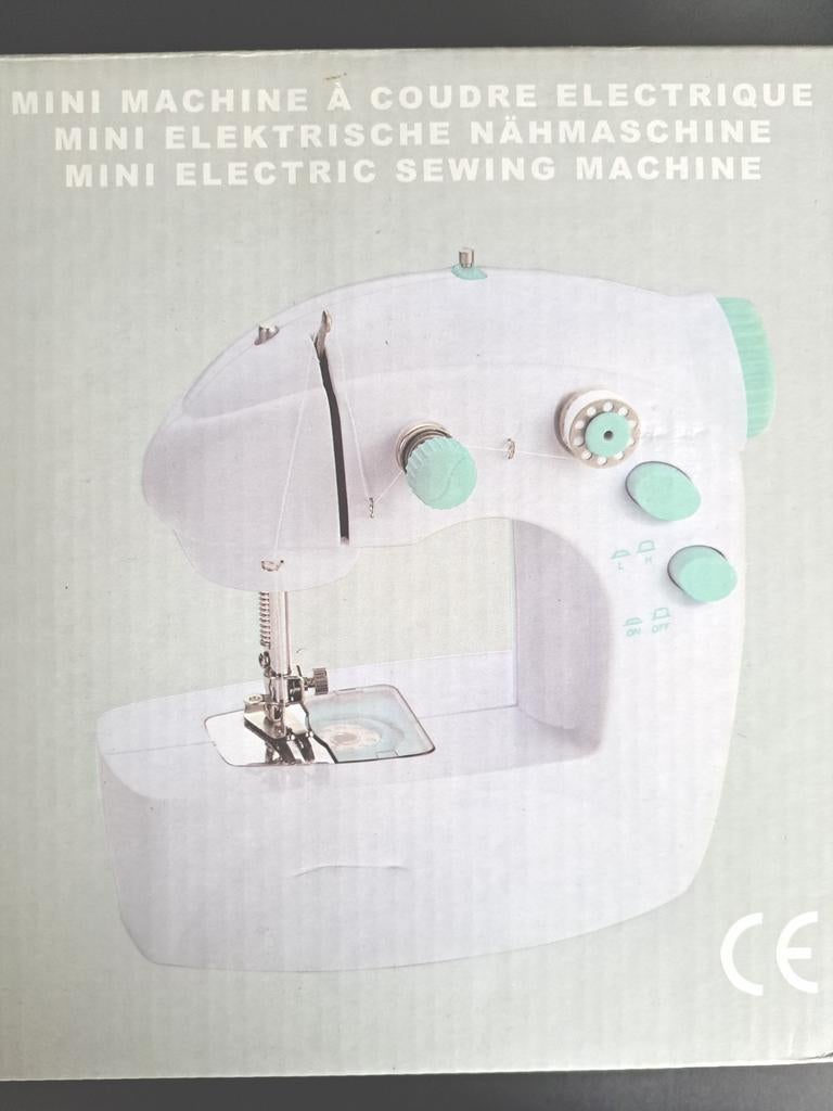 Mini elektrische naaimachine nooit gebruikt dus als nieuw, Ophalen, Zo goed als nieuw, Naaimachine, Overige merken