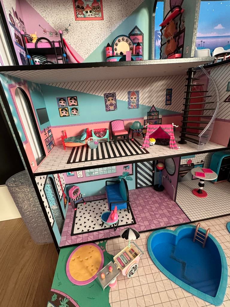 LOL Poppenhuis met toebehoren en LOL camper, Kinderen en Baby's, Speelgoed | Poppenhuizen, Ophalen, Gebruikt, Poppenhuis
