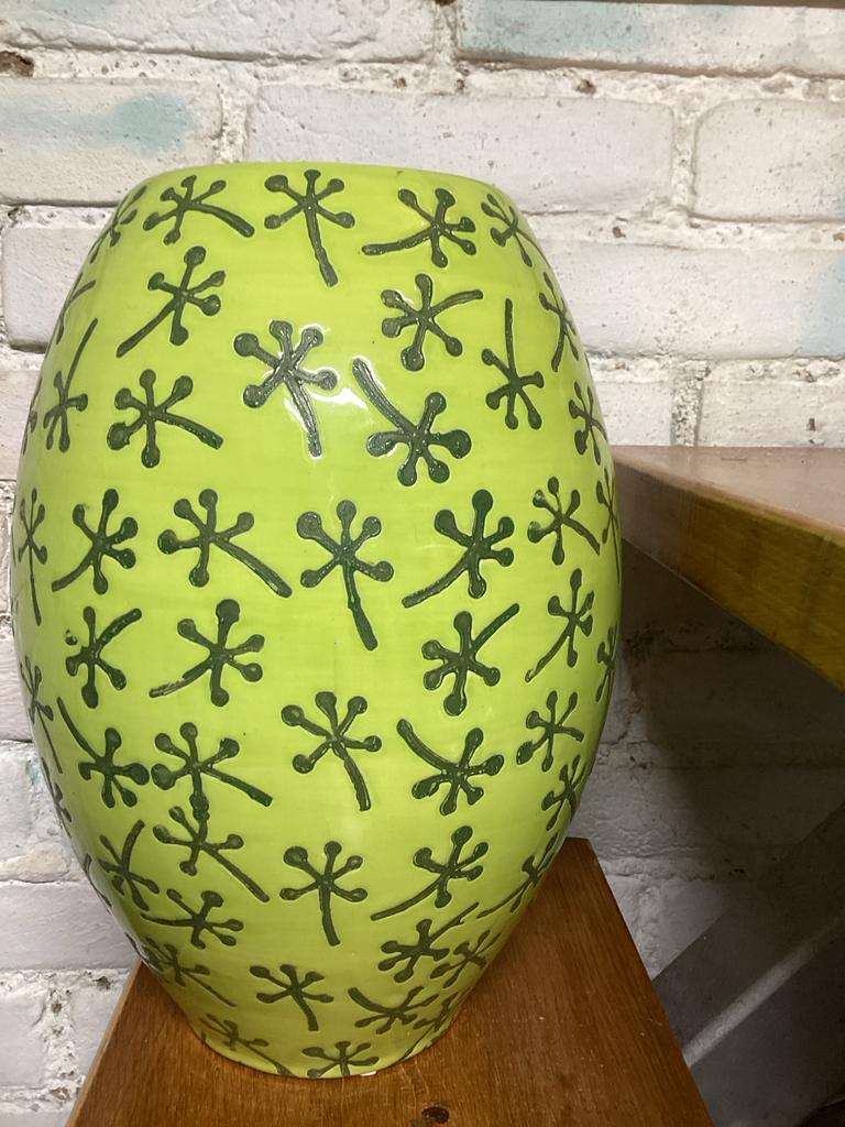 Opvallende limoengroene vaas met uniek patroon, Huis en Inrichting, Woonaccessoires | Vazen, Aardewerk of Porselein, Ophalen of Verzenden