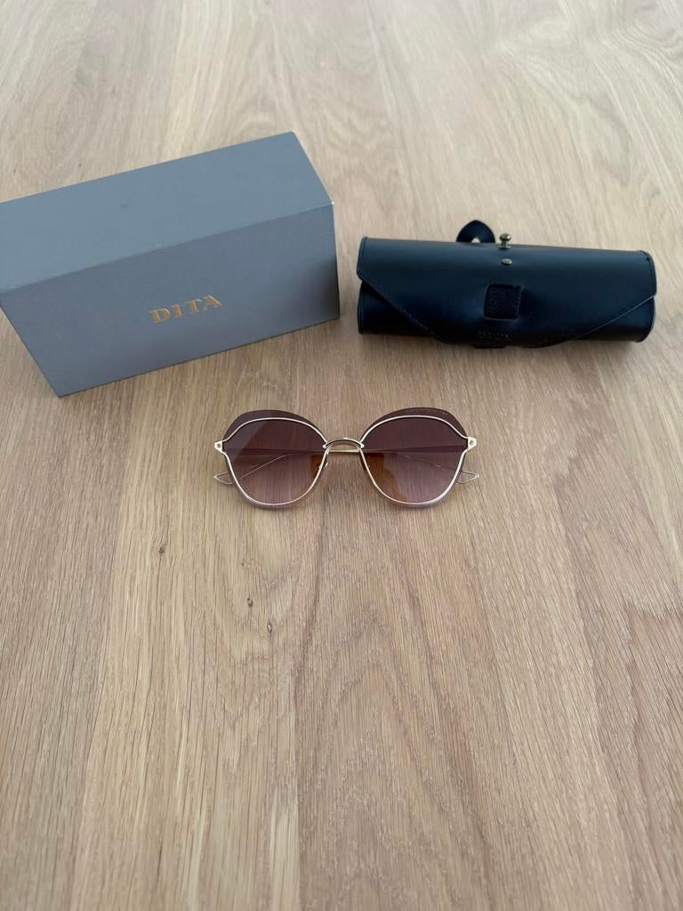 Dita dames zonnebril, Sieraden, Tassen en Uiterlijk, Zonnebrillen en Brillen | Dames, Ophalen of Verzenden, Zo goed als nieuw