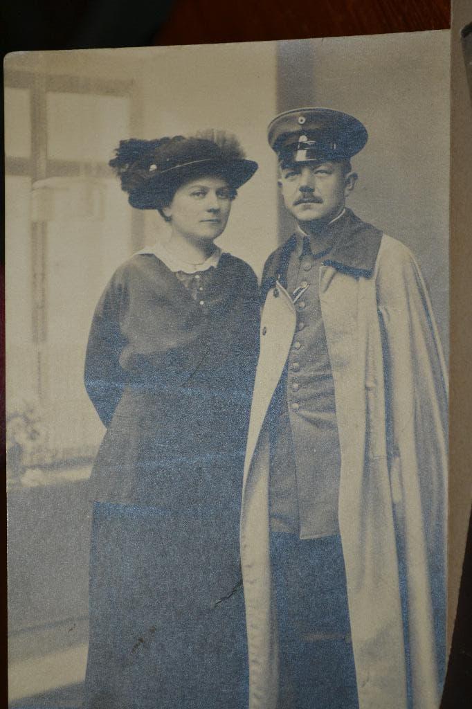 duitsland ww1 fotokaart soldaat uniform met echtgenote, Ophalen of Verzenden, Voor 1920, Ongelopen, Sterren en Beroemdheden
