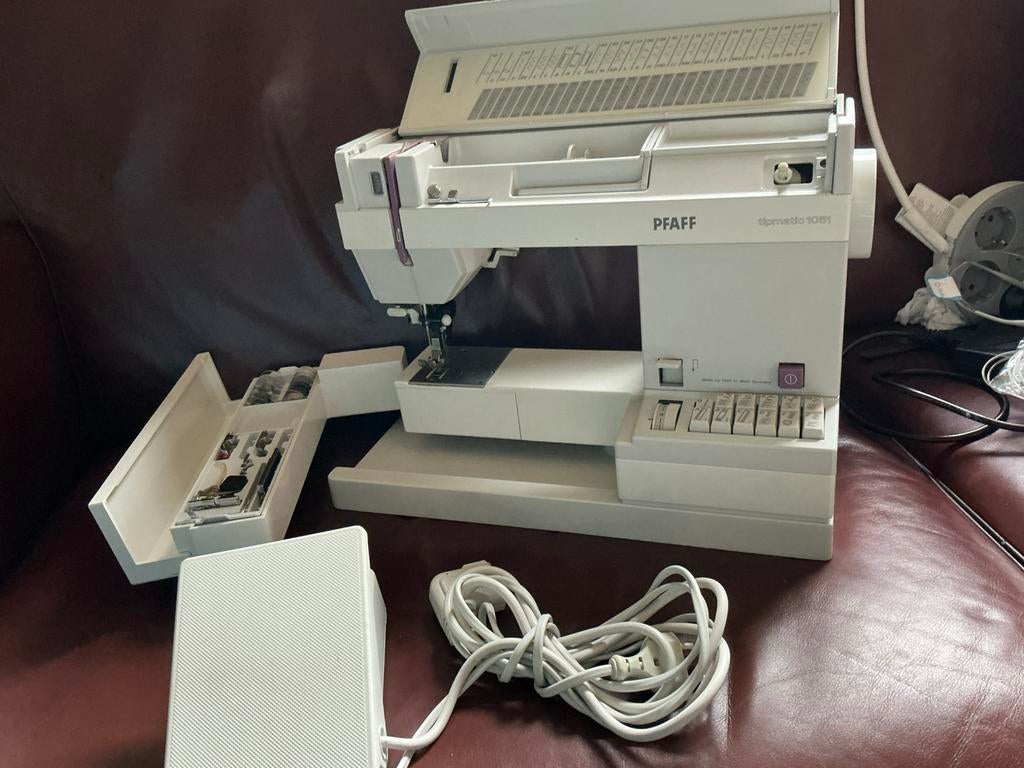 Originele Pfaff tipmatic 1051, IDT en draaddoorsteker., Hobby en Vrije tijd, Naaimachines en Toebehoren, Ophalen, Gebruikt, Naaimachine