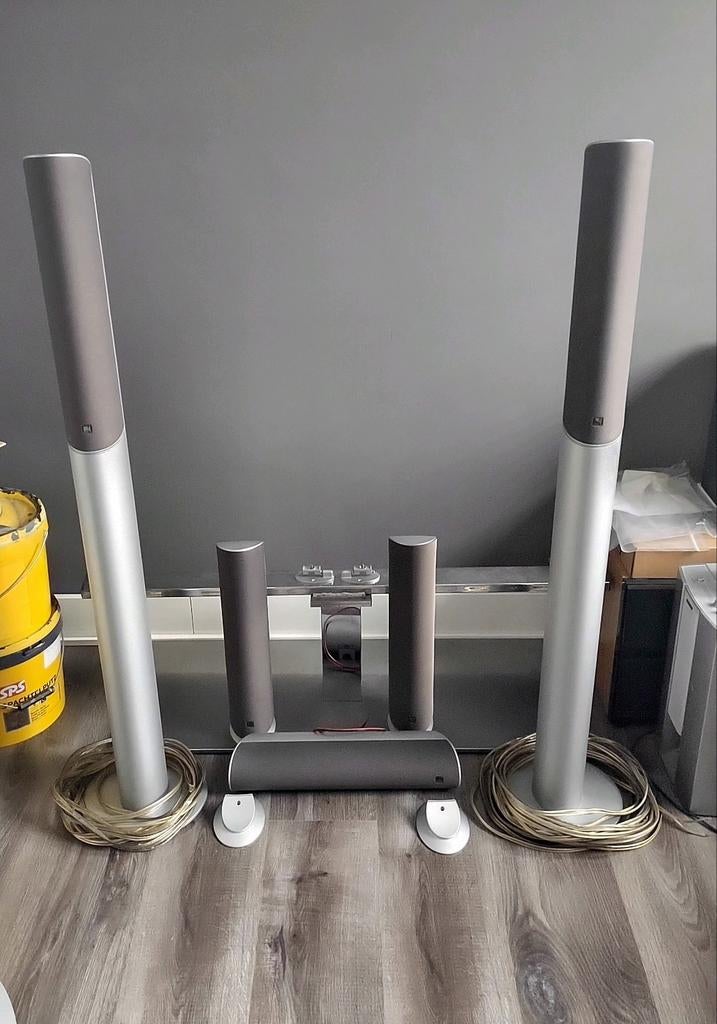 5 Kef HTS5001 speakers inclusief 2 hoge stands + beugels, Gebruikt, Surroundset zonder subwoofer, 120 watt of meer, Ophalen