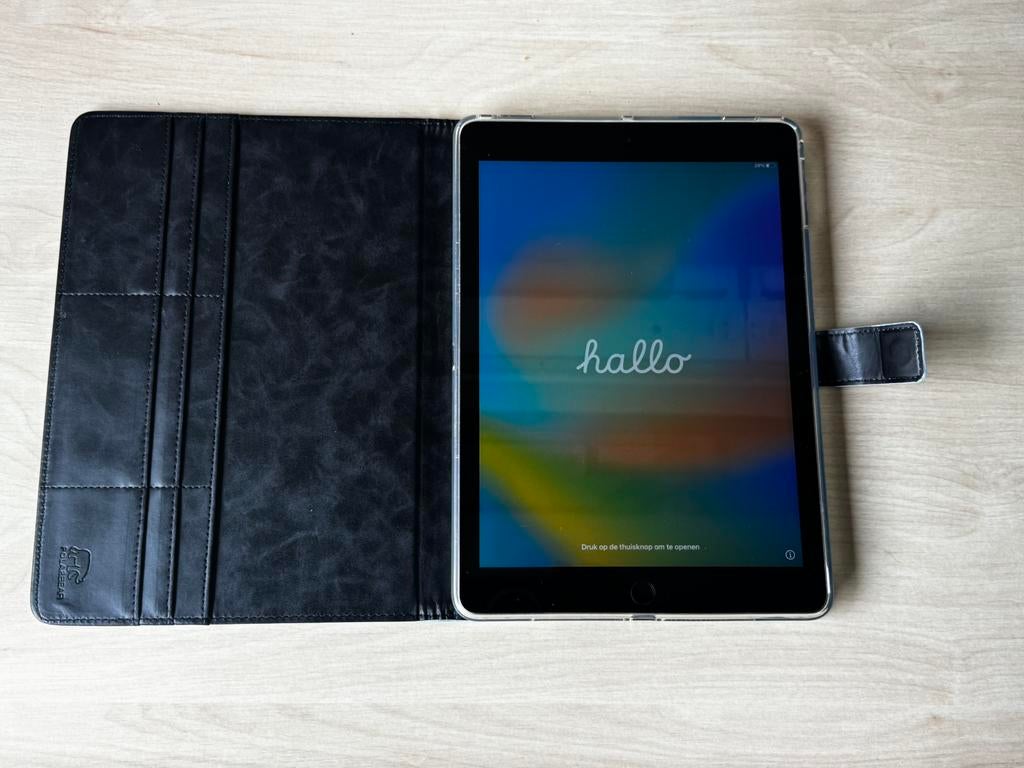 IPAD 5e generatie, 128 gb met hoesje, Gebruikt, Apple iPad, 11 inch, Ophalen of Verzenden