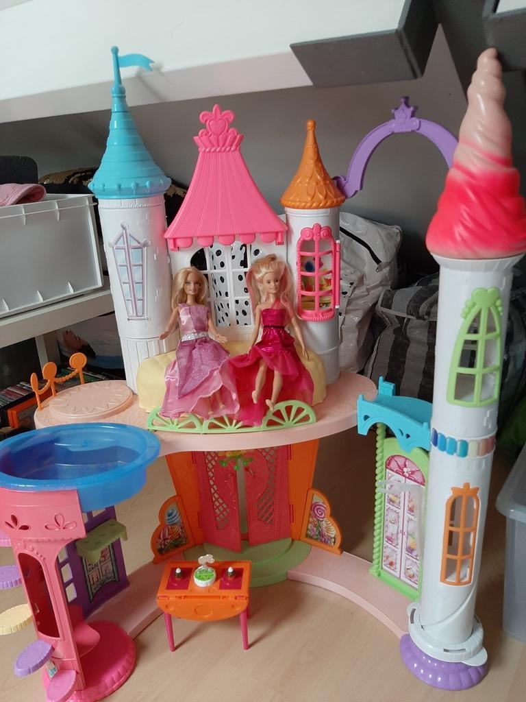Origineel barbie paleis / kasteel met 2 originele barbies, Kinderen en Baby's, Speelgoed | Poppenhuizen, Ophalen, Zo goed als nieuw