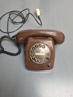Vintage bruine telefoon met draaischijf, Ophalen of Verzenden, Gebruikt, Met draaischijf